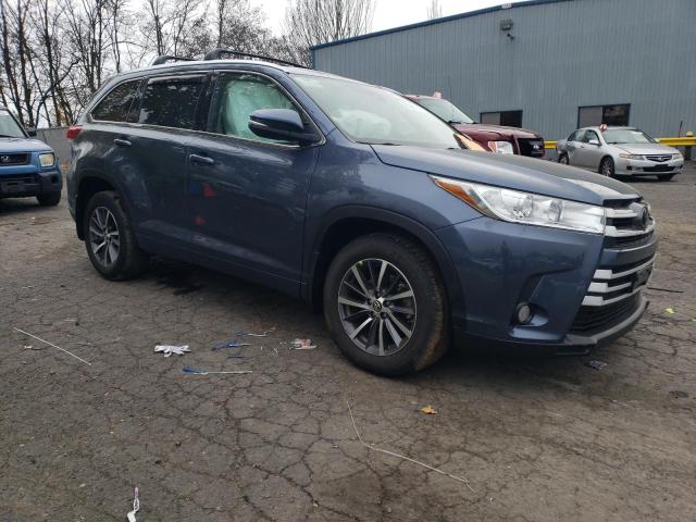 5TDJZRFH2JS909285 - 2018 TOYOTA HIGHLANDER SE BLUE photo 4