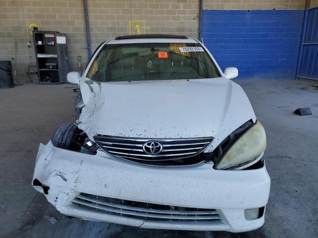 4T1BE32K05U571140 - 2005 TOYOTA CAMRY LE WHITE photo 5