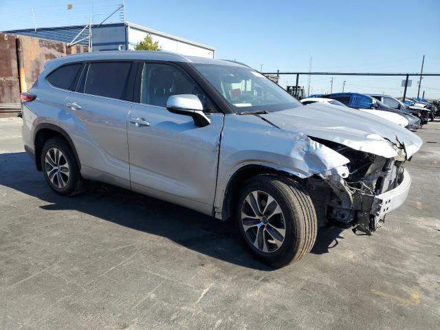 5TDGZRBH0NS201574 - 2022 TOYOTA HIGHLANDER XLE Gümüş foto 4