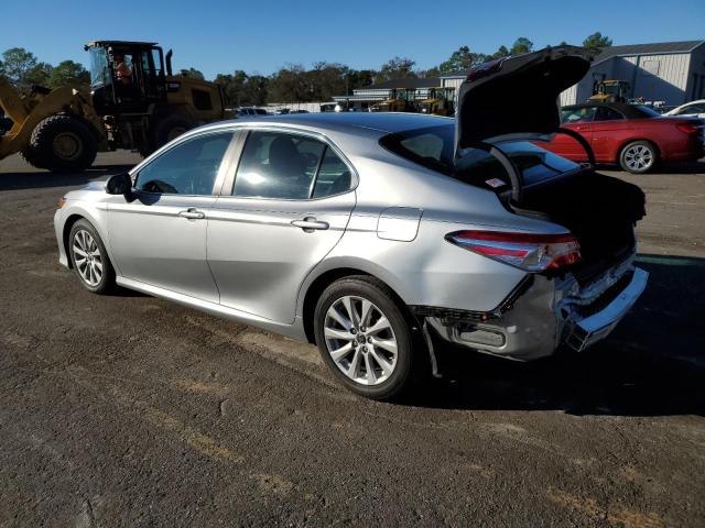 4T1B11HK5JU003015 - 2018 TOYOTA CAMRY L SILVER photo 2