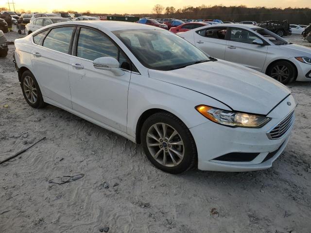 3FA6P0HD4HR137487 - 2017 FORD FUSION SE WHITE photo 4