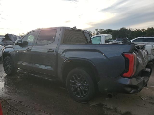 5TFNA5ABXPX022315 - 2023 TOYOTA TUNDRA CREWMAX PLATINUM Grau Foto 2