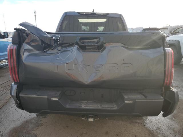 5TFNA5ABXPX022315 - 2023 TOYOTA TUNDRA CREWMAX PLATINUM Grau Foto 6