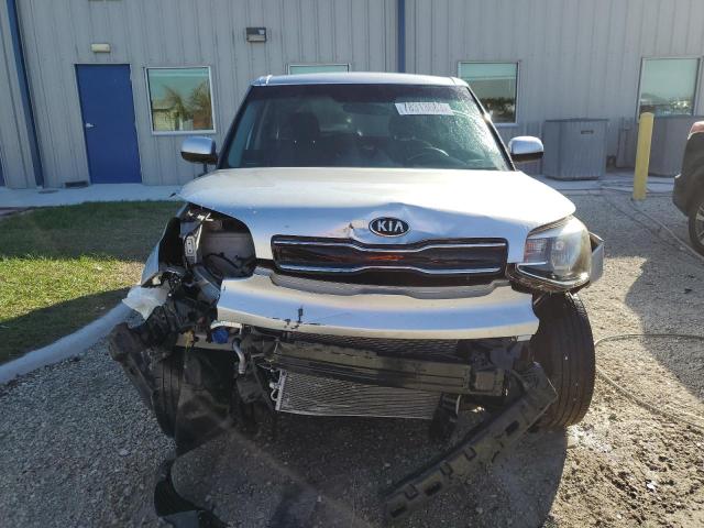 KNDJP3A56J7545849 - 2018 KIA SOUL + SILVER photo 5