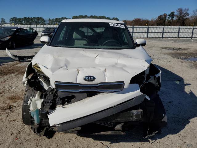 KNDJN2A28H7436602 - 2017 KIA SOUL WHITE photo 5