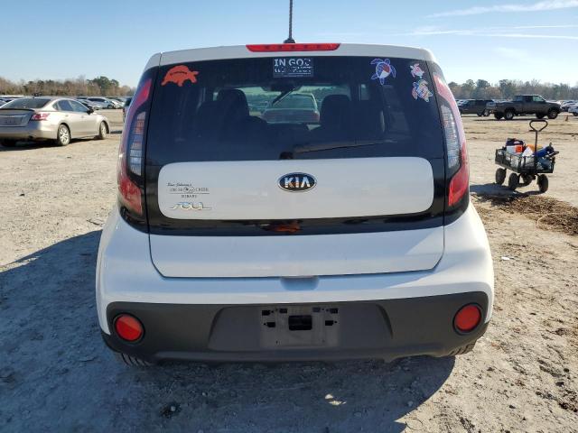 KNDJN2A28H7436602 - 2017 KIA SOUL WHITE photo 6