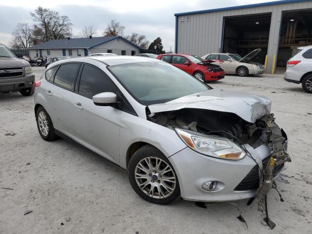 1FAHP3K2XCL136093 - 2012 FORD FOCUS SE SILVER photo 4