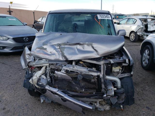 JTLKT334264090001 - 2006 TOYOTA SCION XB SILVER photo 5