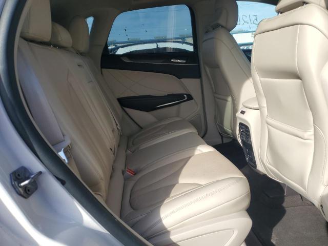 5LMCJ3D98KUL16223 - 2019 LINCOLN MKC RESERVE WHITE photo 11