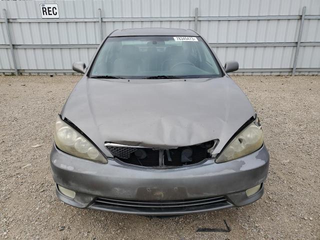 JTDBA32K860026439 - 2006 TOYOTA CAMRY SE GRAY photo 5