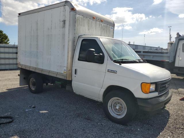 1FDSE35P56HB31562 - 2006 FORD ECONOLINE E350 SUPER DUTY CUTAWAY VAN WHITE photo 4