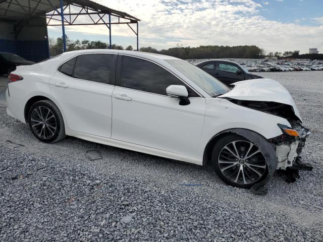 4T1B11HK5JU090639 - 2018 TOYOTA CAMRY L WHITE photo 4