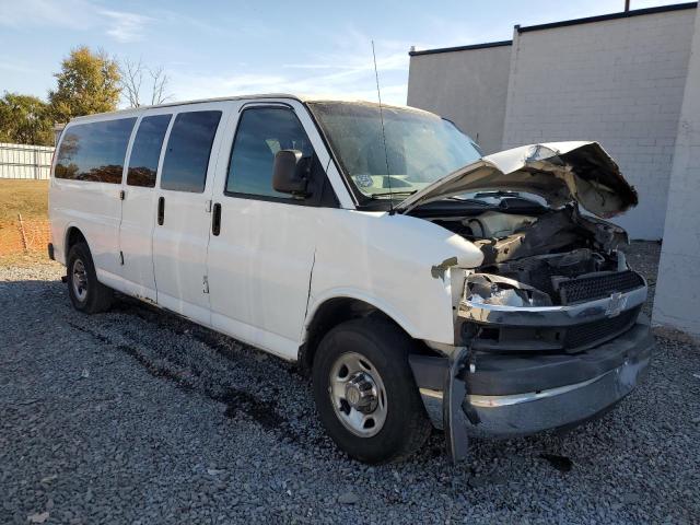 1GAHG39UX71253989 - 2007 CHEVROLET EXPRESS G3 WHITE photo 4