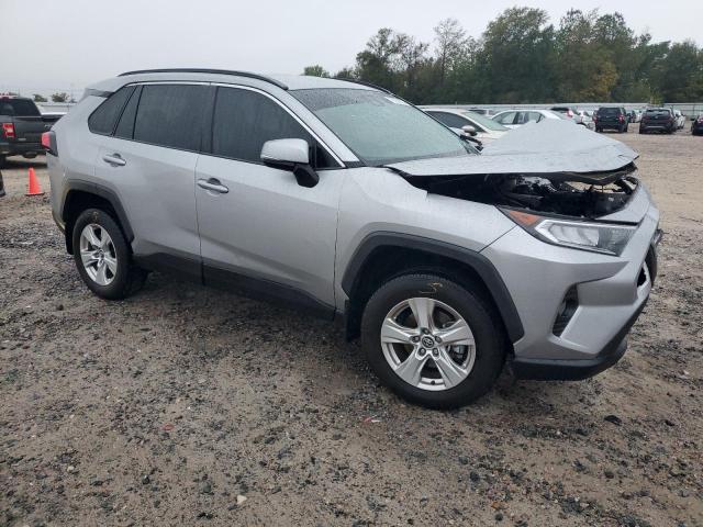 2T3W1RFV6LC048151 - 2020 TOYOTA RAV4 XLE SILVER photo 4