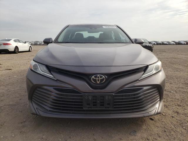 4T1B11HK0JU515717 - 2018 TOYOTA CAMRY L GRAY photo 5