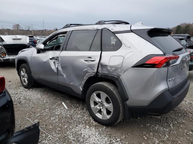 2T3P1RFV8MC162772 - 2021 TOYOTA RAV4 XLE SILVER photo 2