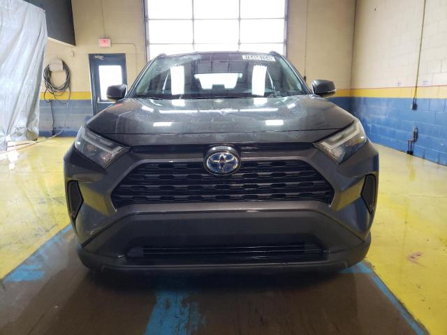 4T3RWRFVXNU056169 - 2022 TOYOTA RAV4 XLE Grau Foto 5