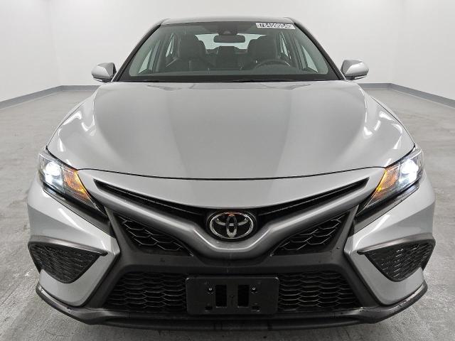 4T1G11AK6RU249261 - 2024 TOYOTA CAMRY SE NIGHT SHADE SILVER photo 5