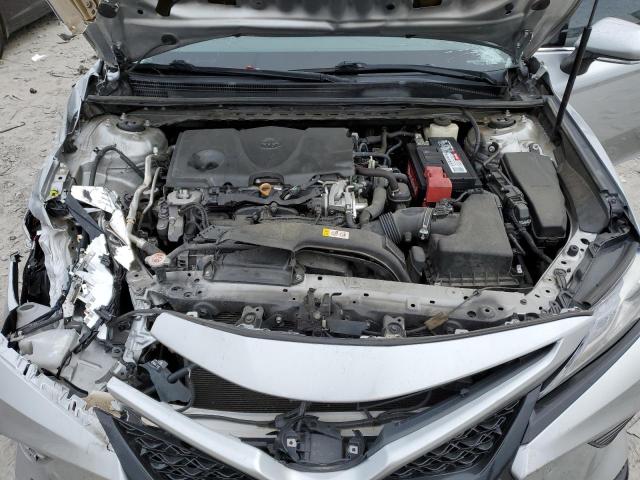 4T1B61HK3JU129732 - 2018 TOYOTA CAMRY XSE SILVER photo 11