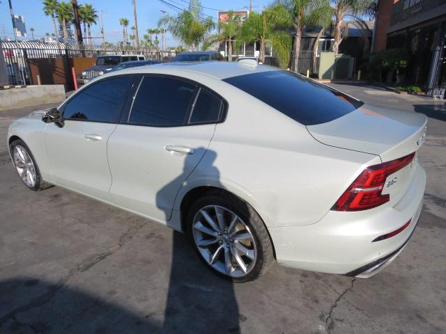 7JR102TZ9MG118489 - 2021 VOLVO S60 T5 MOMENTUM SILVER photo 4