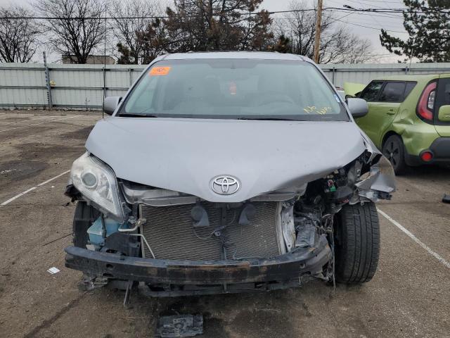 5TDYK3DC7BS112801 - 2011 TOYOTA SIENLE/XLE XLE SILVER photo 5