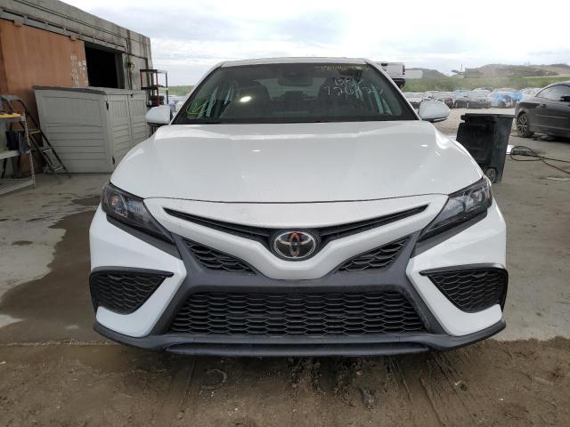 4T1T11AK7PU726923 - 2023 TOYOTA CAMRY SE NIGHT SHADE WHITE photo 5