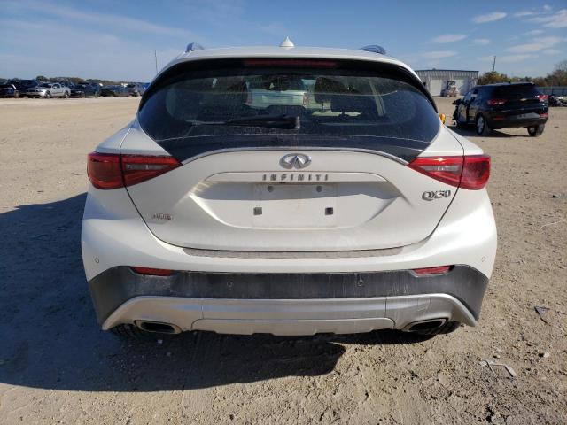 SJKCH5CR5JA053637 - 2018 INFINITI QX30 BASE أبيض صورة 6