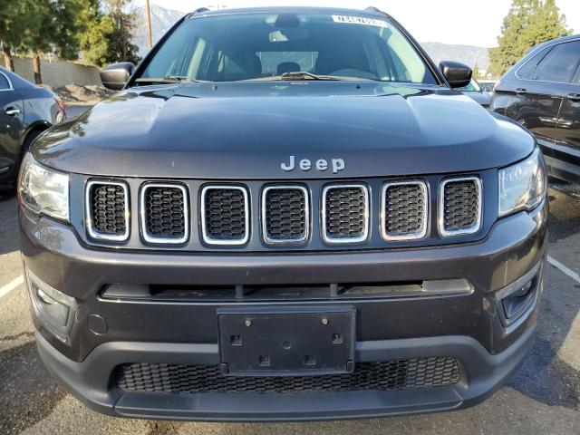 3C4NJCBB5JT441095 - 2018 JEEP COMPASS LATITUDE GRAY photo 5