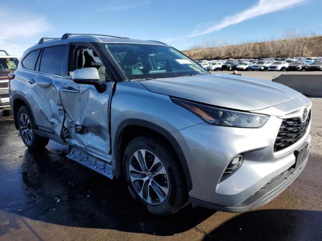 5TDHZRBH9NS210746 - 2022 TOYOTA HIGHLANDER XLE SILVER photo 4