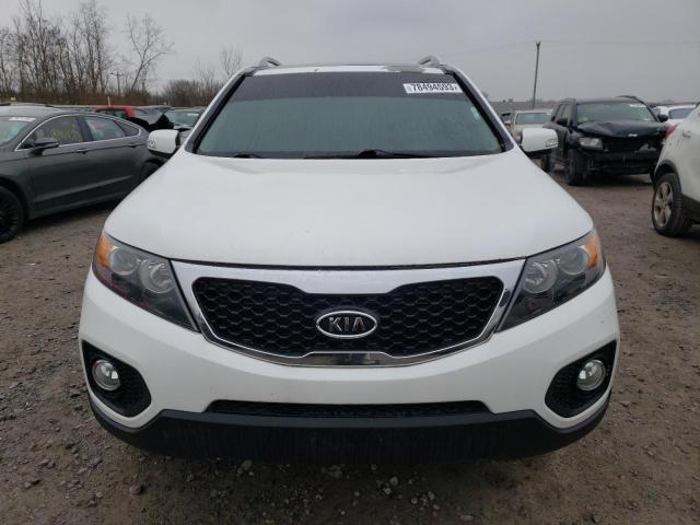 5XYKUDA25DG355489 - 2013 KIA SORENTO EX WHITE photo 5