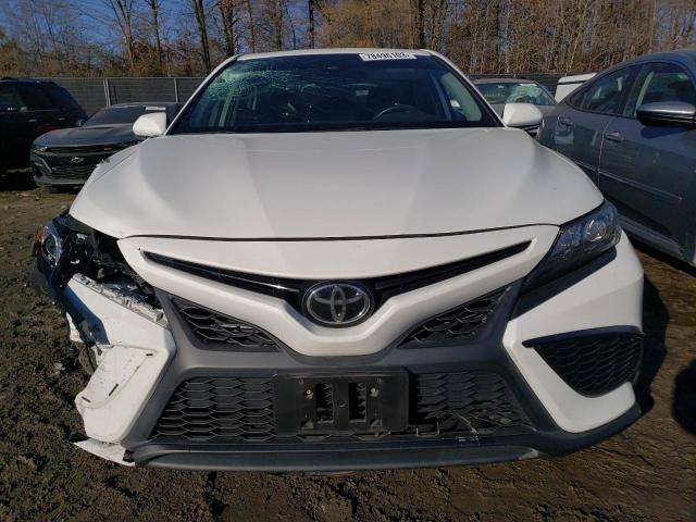 4T1G11AK2MU460563 - 2021 TOYOTA CAMRY SE WHITE photo 5