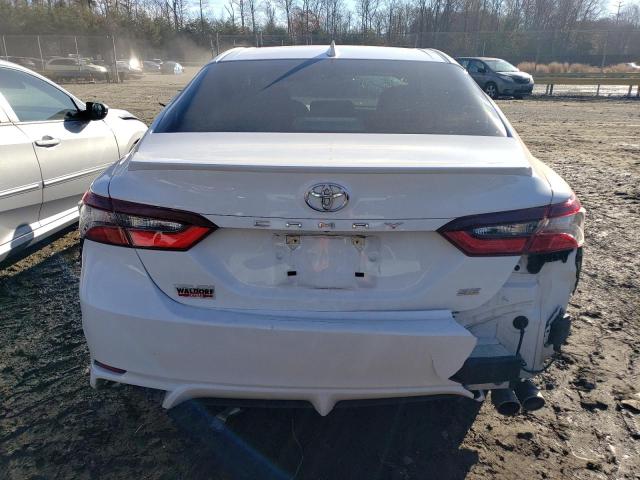 4T1G11AK2MU460563 - 2021 TOYOTA CAMRY SE WHITE photo 6