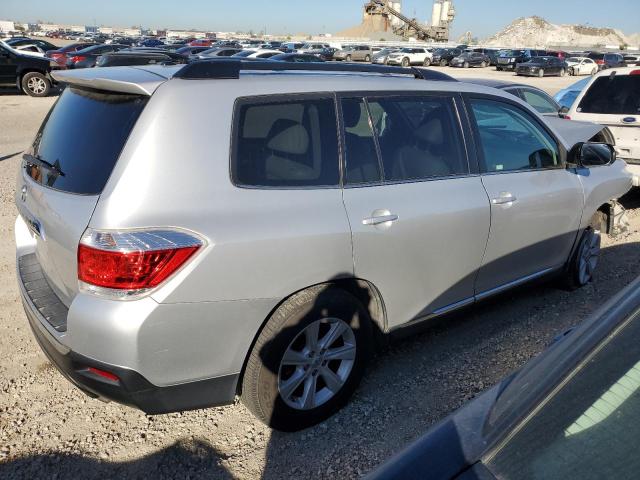 5TDZK3EH2DS093639 - 2013 TOYOTA HIGHLANDER BASE SILVER photo 3