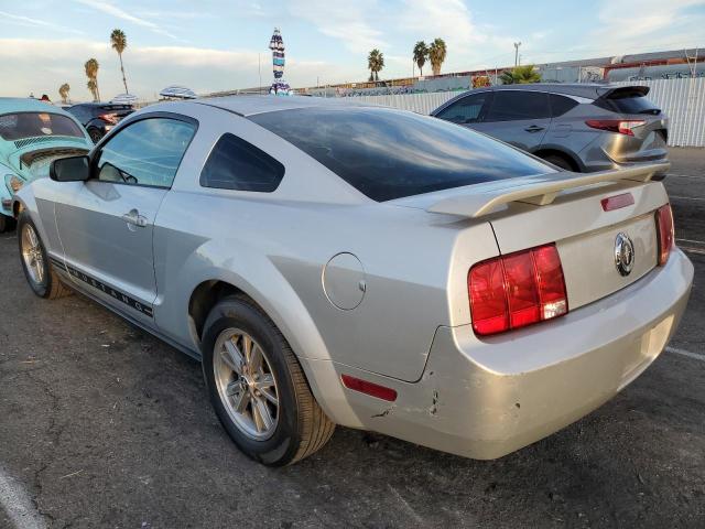 1ZVFT80N355144726 - 2005 FORD MUSTANG SILVER photo 2