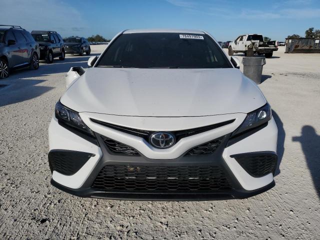 4T1G11AK5RU858728 - 2024 TOYOTA CAMRY SE NIGHT SHADE WHITE photo 5