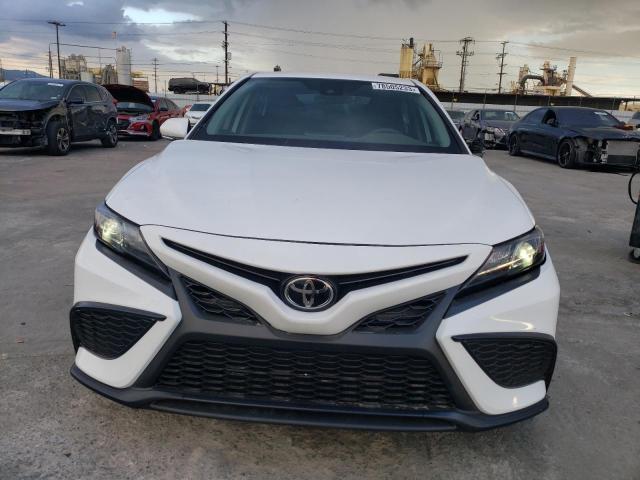 4T1G11AK8PU822450 - 2023 TOYOTA CAMRY SE NIGHT SHADE WHITE photo 5