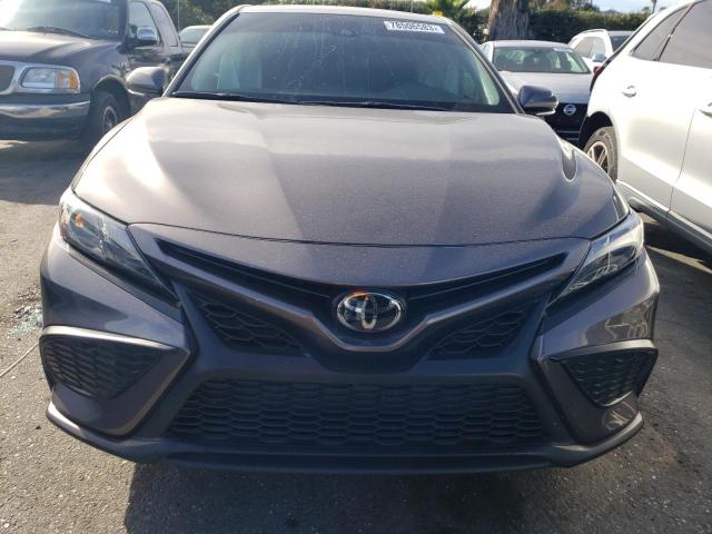 4T1G11AKXPU757956 - 2023 TOYOTA CAMRY SE NIGHT SHADE CHARCOAL photo 5