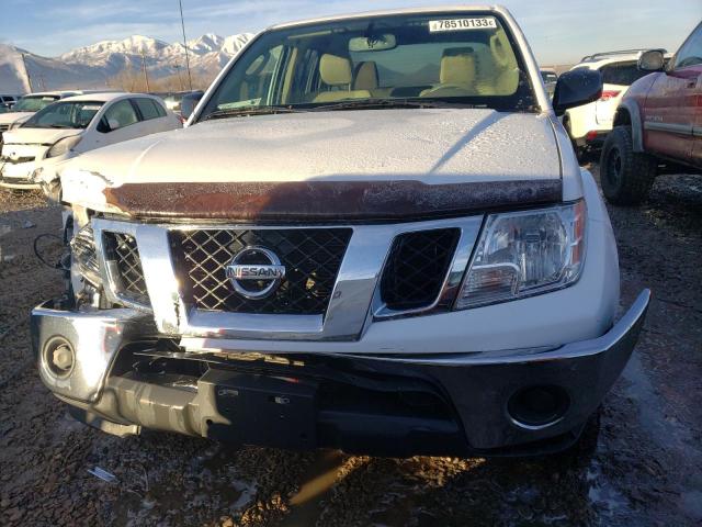 1N6AD0EV0AC441654 - 2010 NISSAN FRONTIER CREW CAB SE WHITE photo 5