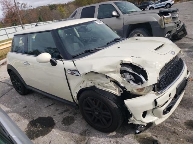 WMWSV3C55BTY16137 - 2011 MINI COOPER S WHITE photo 4