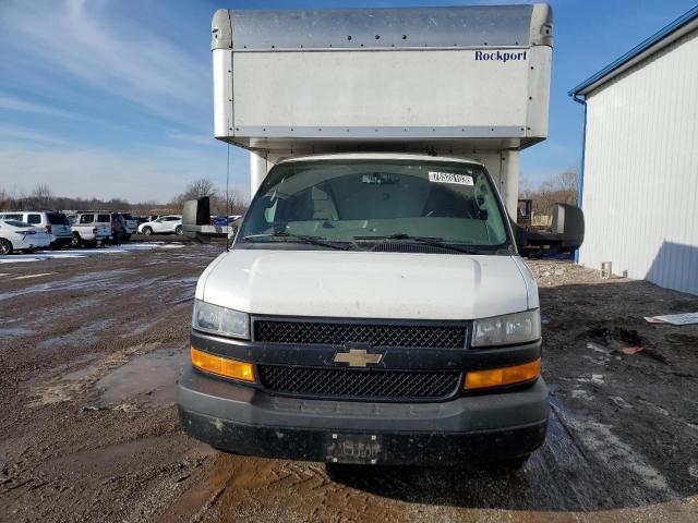 1HA6GVCG8JN009170 - 2018 CHEVROLET EXPRESS G4 WHITE photo 5