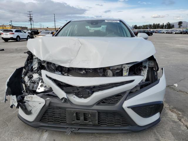 4T1T11AK5PU112050 - 2023 TOYOTA CAMRY SE NIGHT SHADE WHITE photo 5