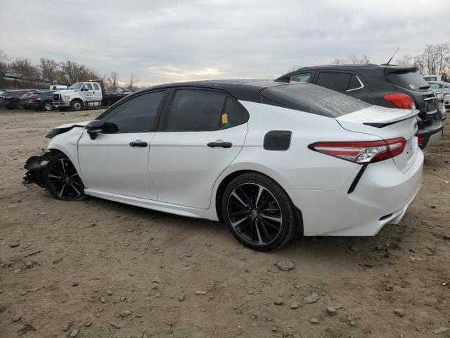 4T1BZ1HK9JU012504 - 2018 TOYOTA CAMRY XSE WHITE photo 2