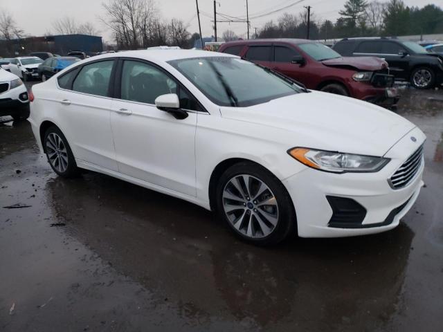 3FA6P0T94KR159063 - 2019 FORD FUSION SE WHITE photo 4