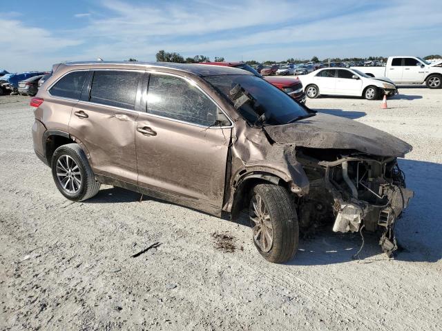 5TDKZRFH6KS340138 - 2019 TOYOTA HIGHLANDER SE BROWN photo 4