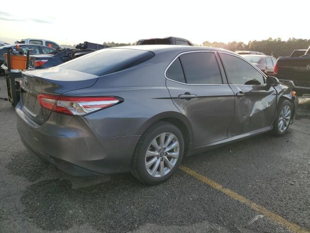 4T1B11HK7JU586333 - 2018 TOYOTA CAMRY L GRAY photo 3