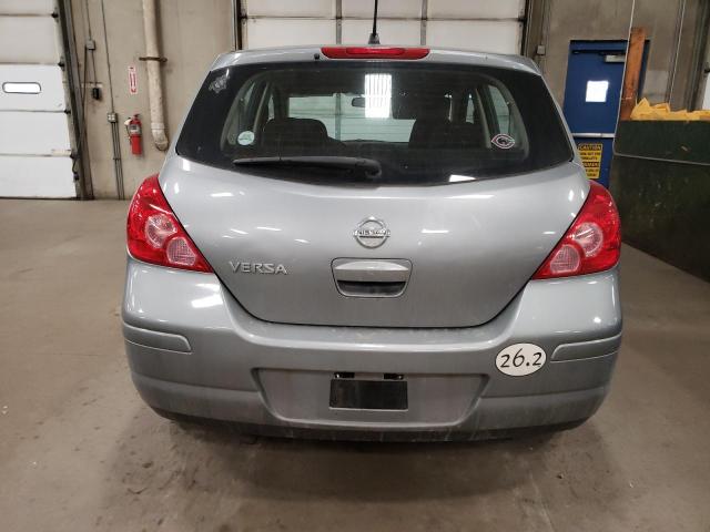 3N1BC1CP7AL372716 - 2010 NISSAN VERSA S GRAY photo 6