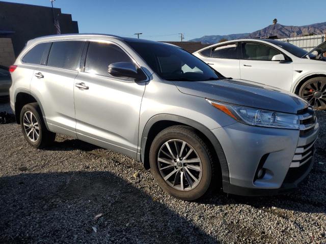 5TDKZRFH2JS528590 - 2018 TOYOTA HIGHLANDER SE SILVER photo 4