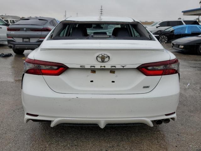 4T1G11AK0MU586355 - 2021 TOYOTA CAMRY SE WHITE photo 6