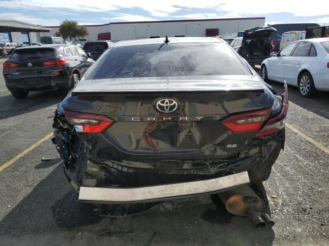 4T1G11AK0NU713297 - 2022 TOYOTA CAMRY SE BLACK photo 6