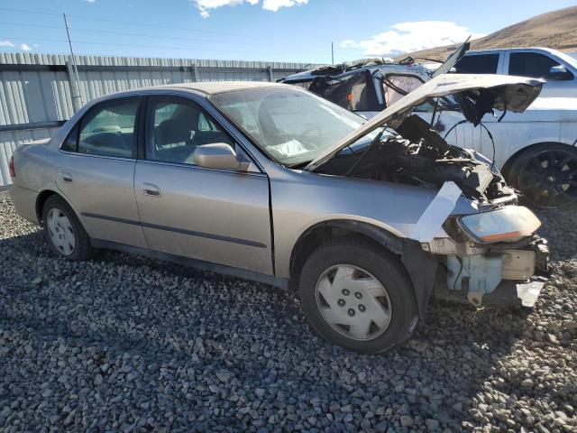 1HGCG1643YA040055 - 2000 HONDA ACCORD LX GOLD photo 4